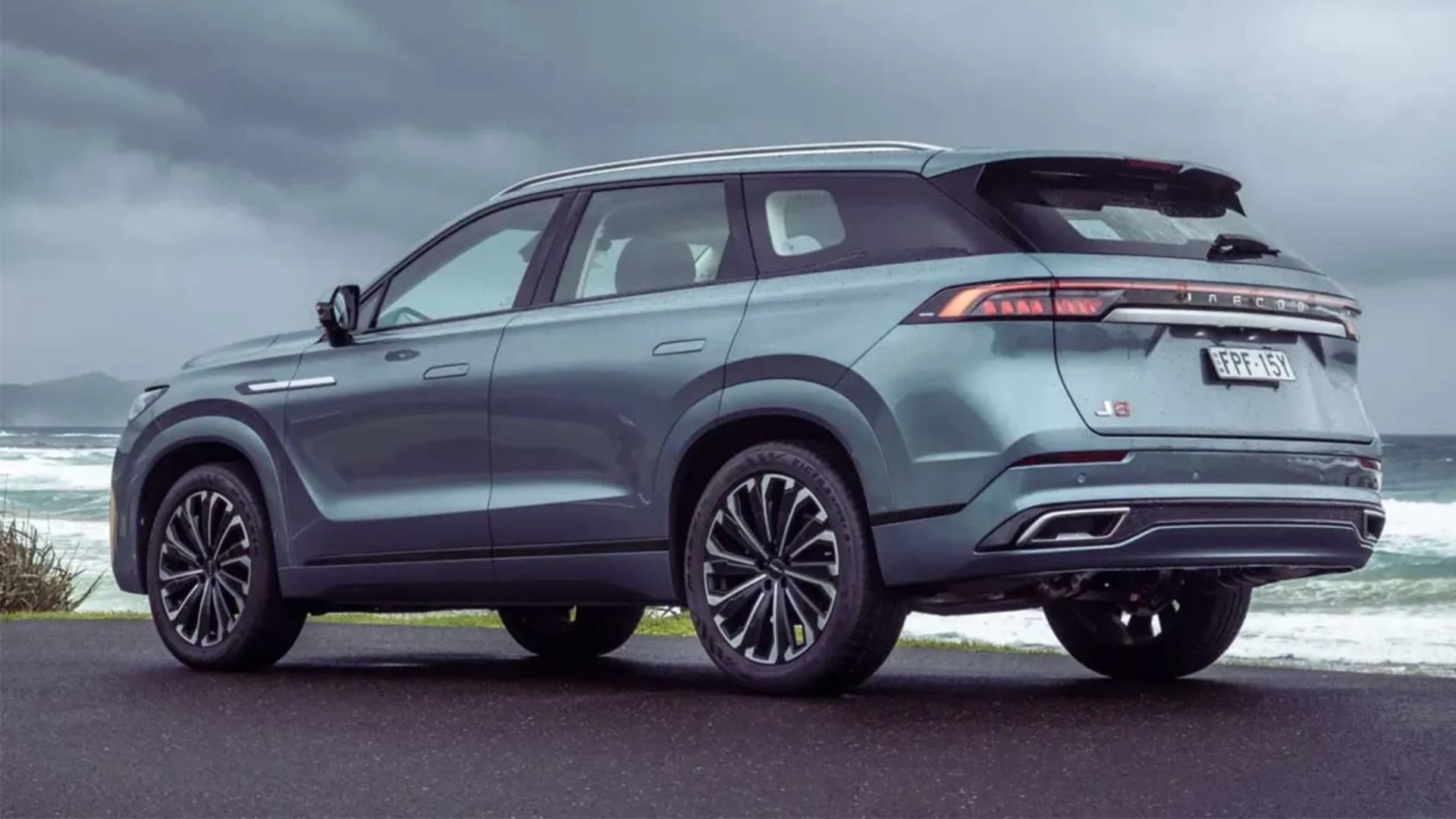 سه‌چهارم عقبی خودروی جیکو ۸