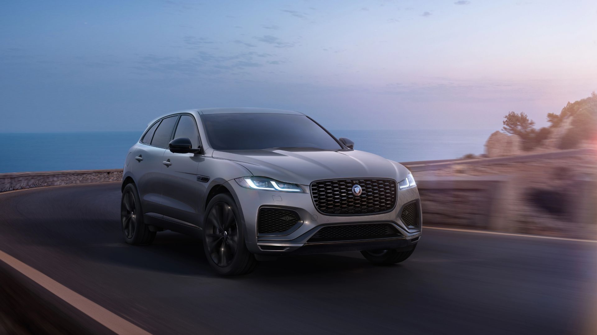 نمای سه‌چهارم جلو خودرو جگوار F-Pace