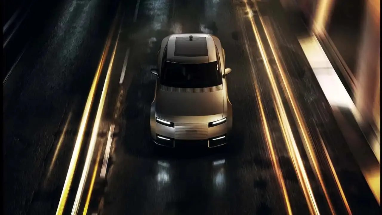 خودروی جدید جگوار (Jaguar) در حال حرکت در جاده شبانه