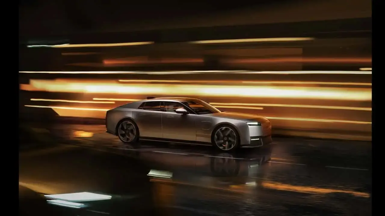 خودرو مفهومی جگوار تایپ ۰۱ (Jaguar Type 01) در حال حرکت در جاده