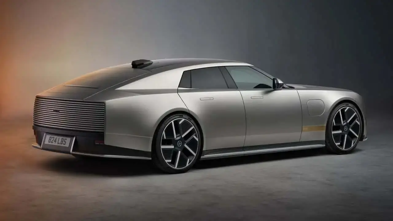 خودروی مفهومی جگوار تایپ ۰۱ (Jaguar Type 01) با طراحی مدرن و بدنه نقره‌ای
