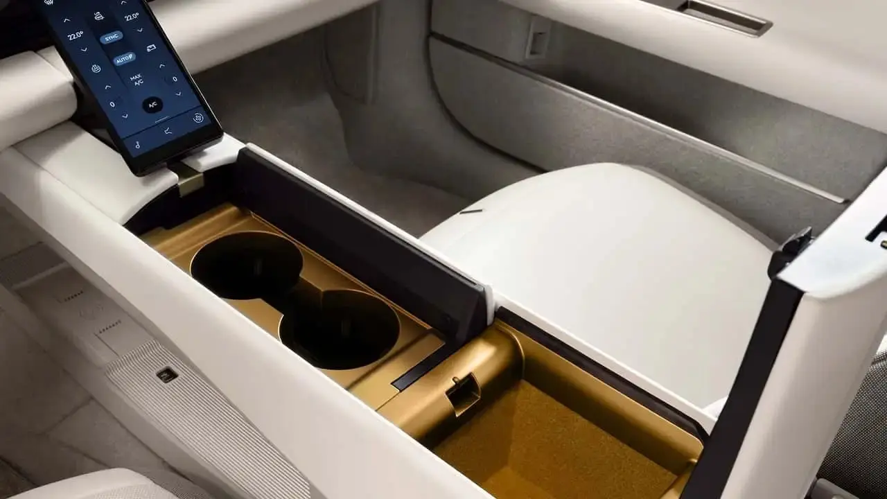 کنسول میانی و بخش نگهدارنده لیوان در خودروی جگوار تایپ ۰۱ (Jaguar Type 01)