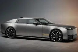 خودرو الکتریکی جگوار تایپ 01 (Jaguar Type 01) با بدنه نقره‌ای در استودیو