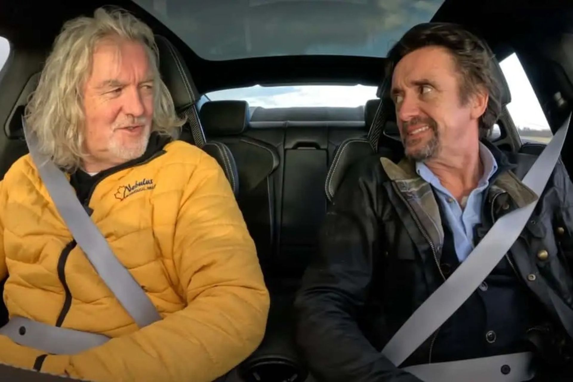 دو مرد میان‌سال در خودرو کنار هم