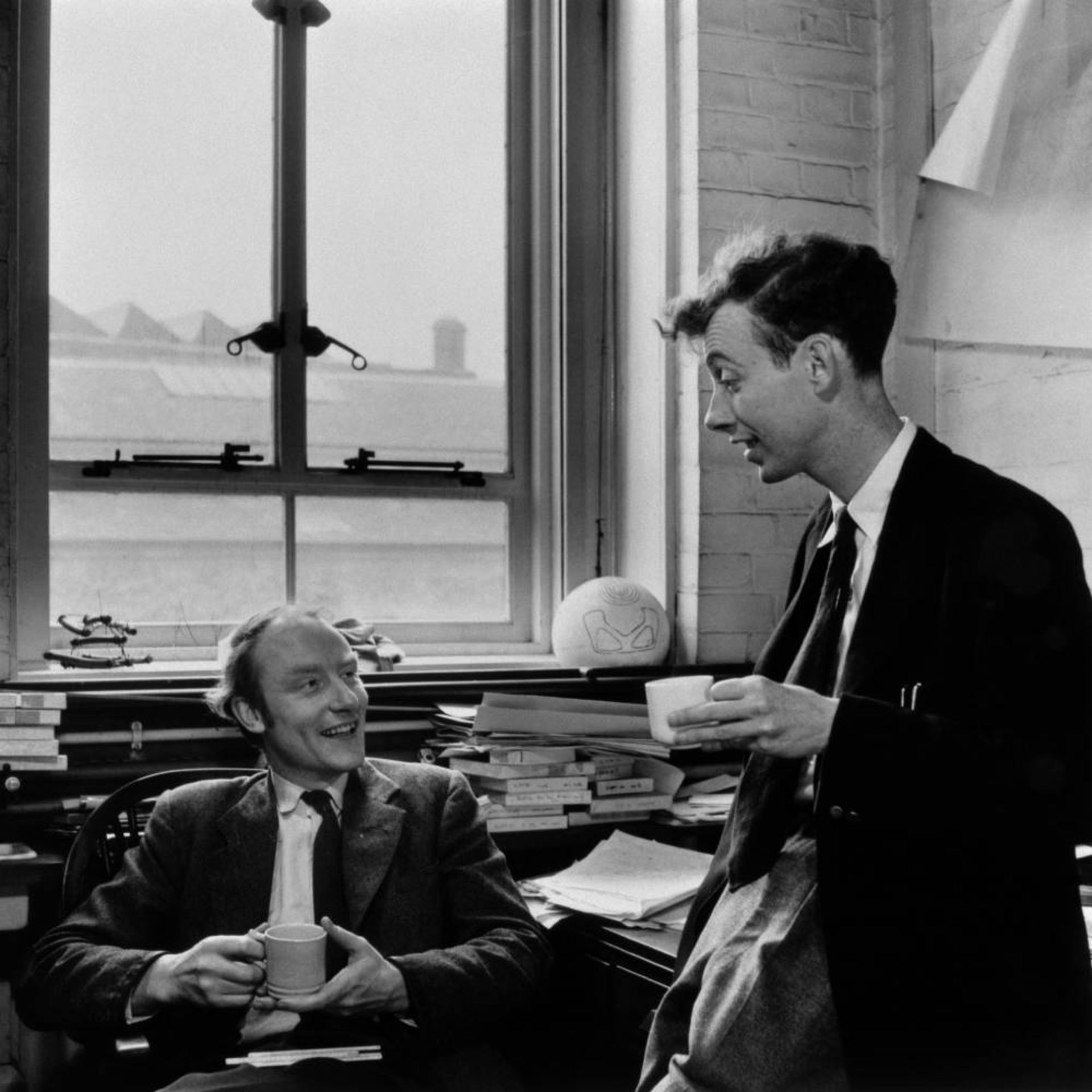 جیمز واتسون و فرانسیس کریک کاشفان مارپیچ دوگانه DNA در کمبریج