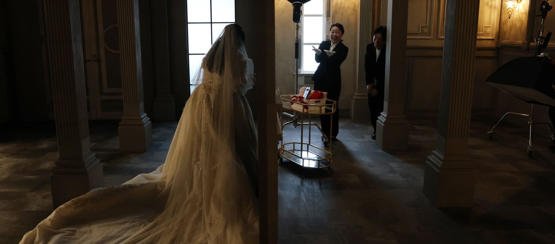 یک دختر جوان ژاپنی در لباس عروس در یک سالن