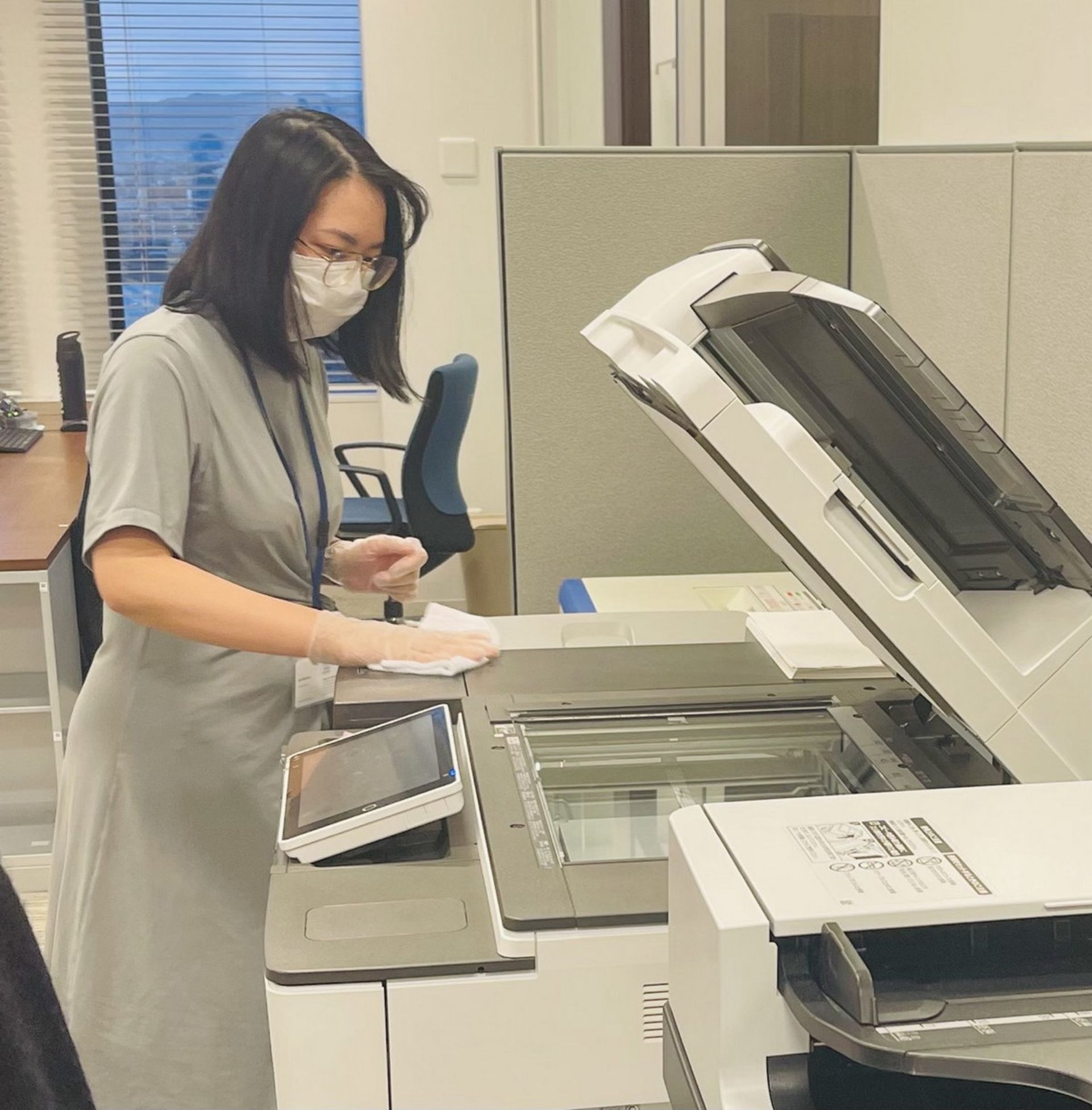 زن ژاپنی در حال تمیز کردن دستگاه کپی