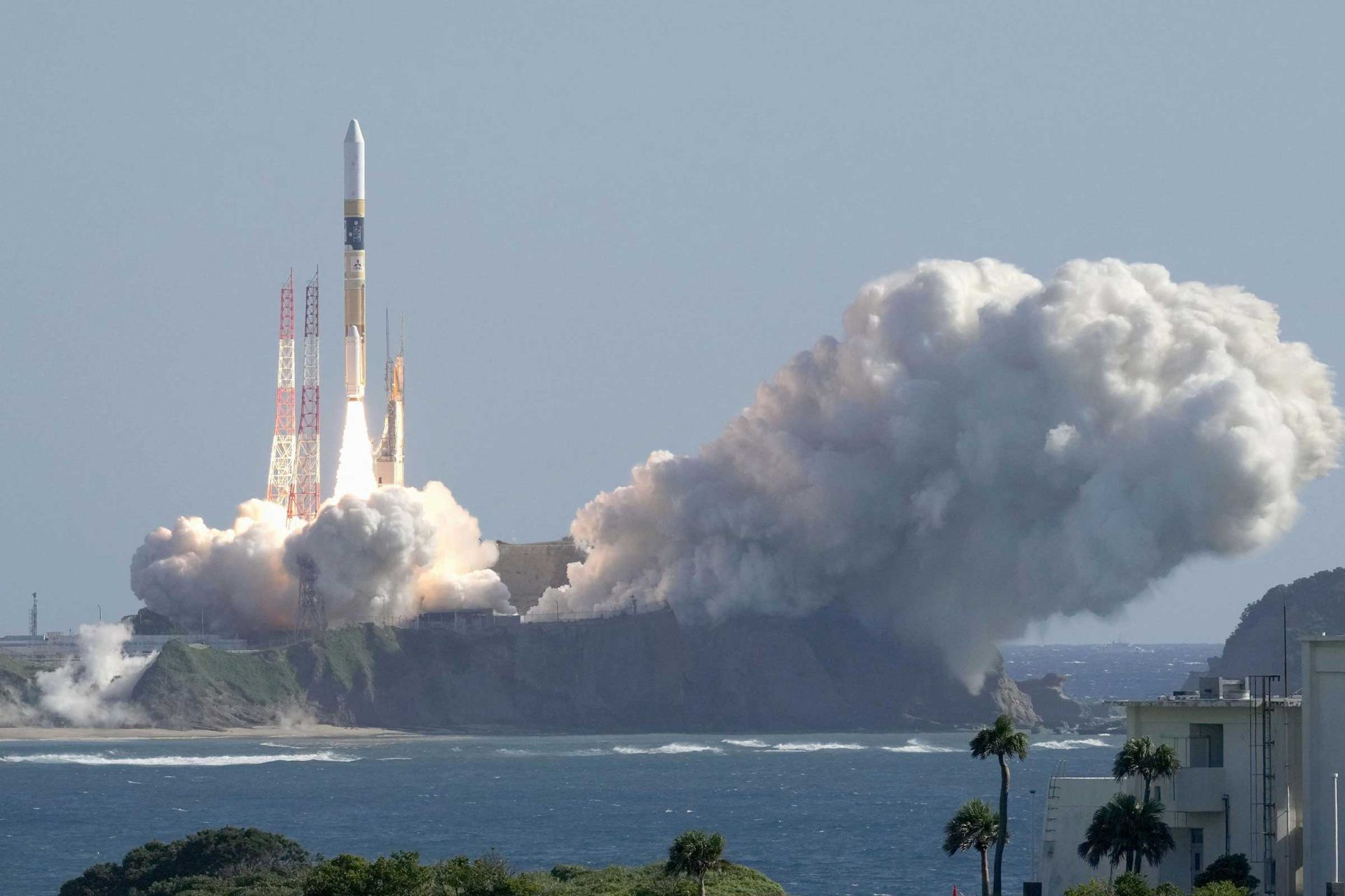 پرتاب ماه‌نشین اسلیم و تلسکوپ فضایی کریسم برفراز موشک H-2A ژاپن