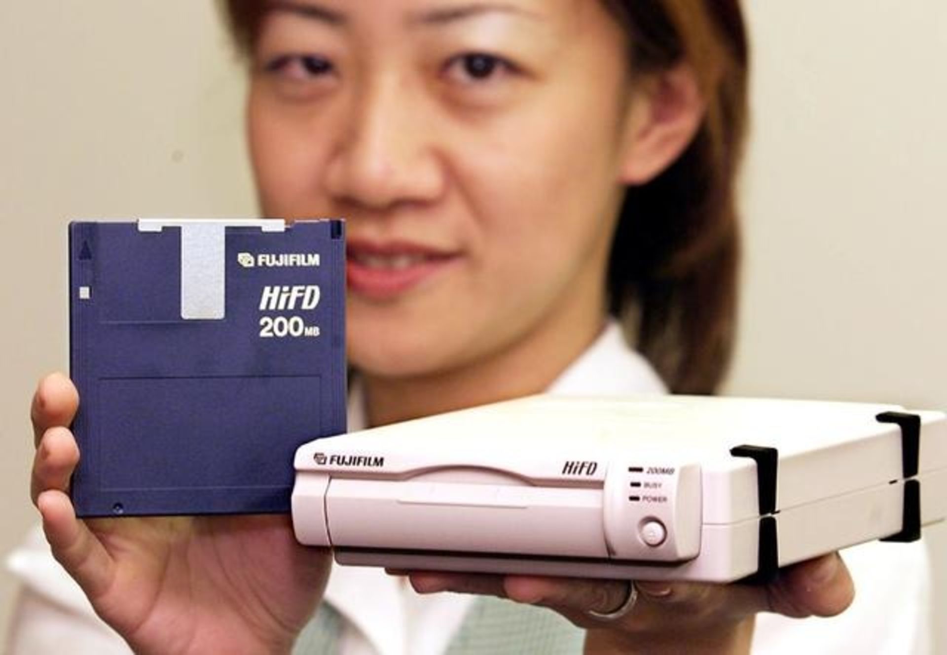 زن ژاپنی در حال نشان دادن فلاپی دیسک 