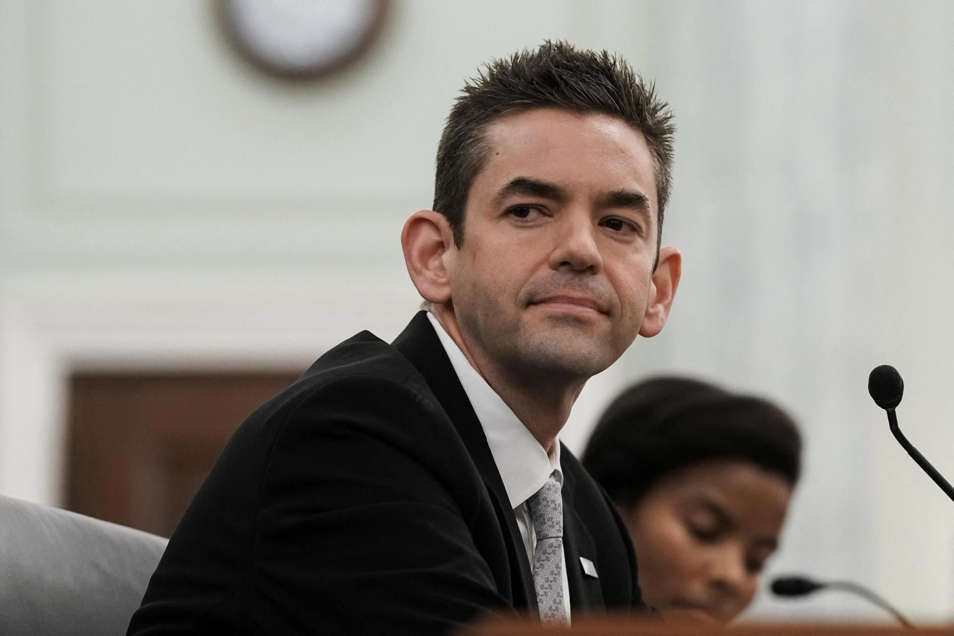 جرد آیزاکمن با لباس رسمی