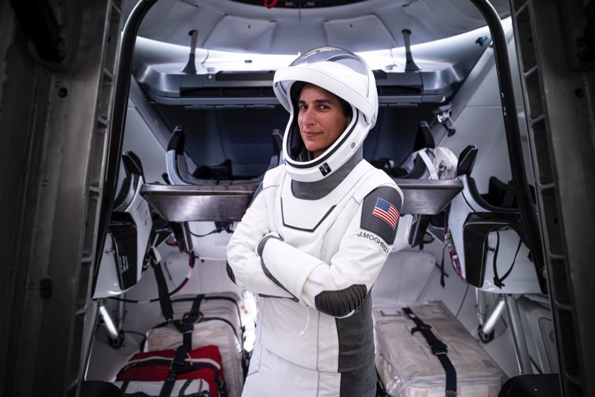 یاسمین مقبلی در لباس فضانوردی اسپیس ایکس