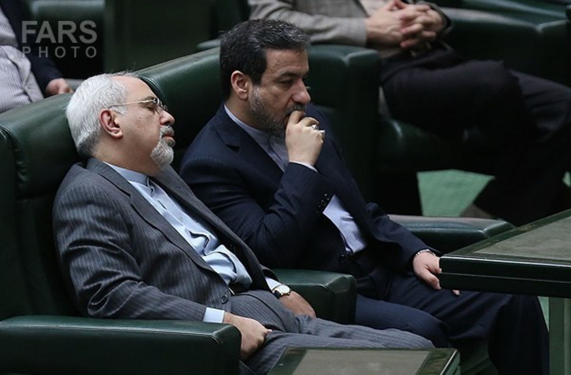 جواد ظریف درحال چرت زدن در مجلس