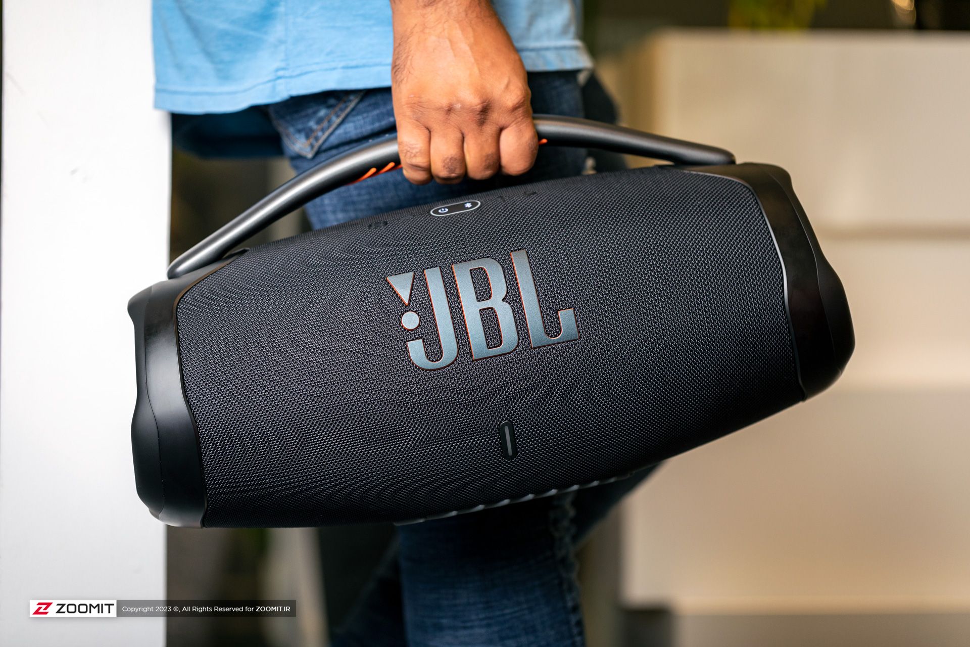 اسپیکر JBL Boombox 3 در دست