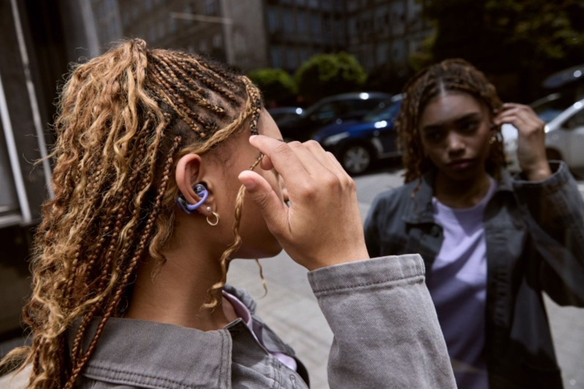 هندزفری JBL Endurance Zone داخل گوشی یک دختر جوان