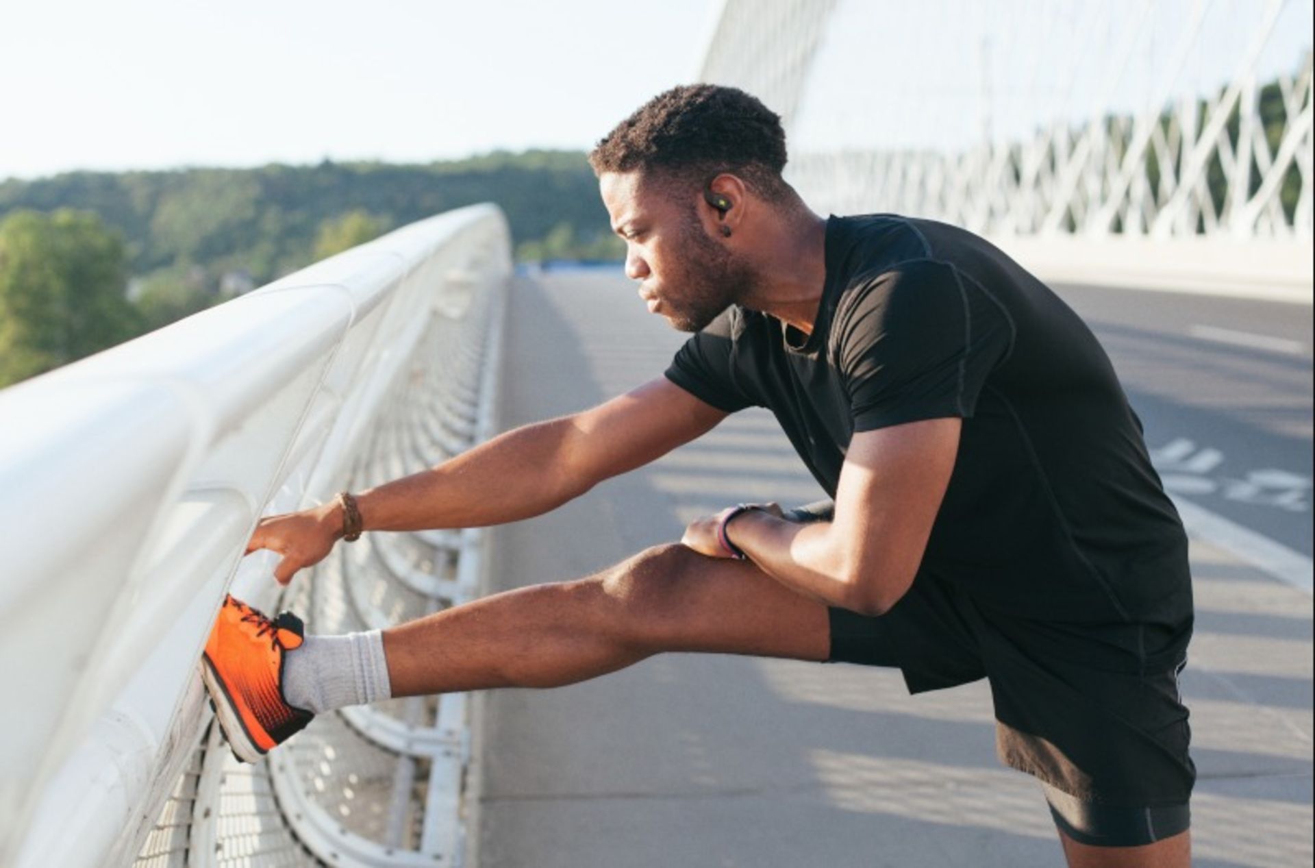 هندزفری JBL Endurance Zone داخل گوشی یک پسر جوان حین ورزش