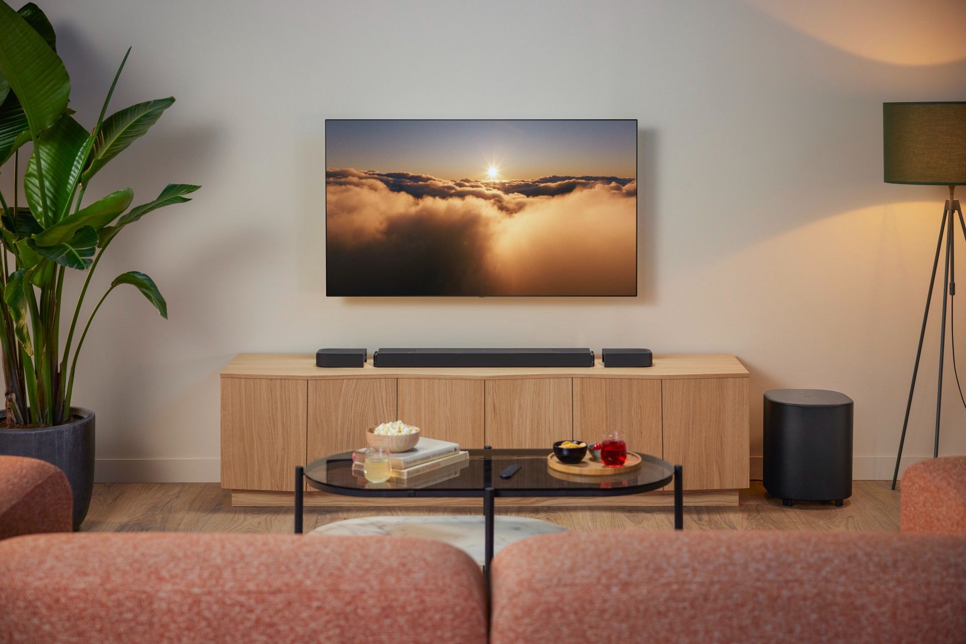 ساندبار JBL پایین تلویزیون در محیط خانه