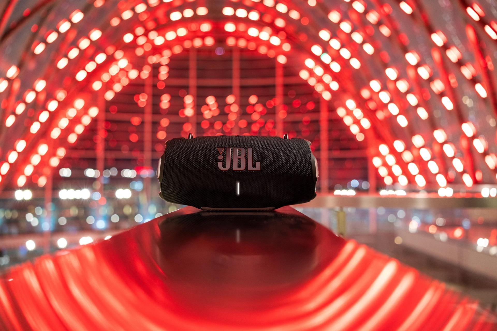 اسپیکر بلوتوثی JBL Xtream 4 جی بی ال مشکی با پس زمینه قرمز