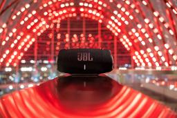 اسپیکر بلوتوثی JBL Xtream 4 جی بی ال مشکی با پس زمینه قرمز