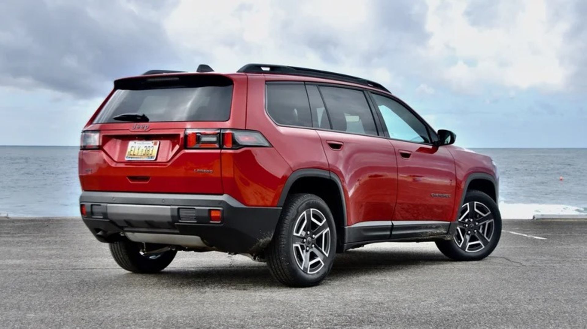 نمای سه‌چهارم عقبی جیپ چروکی ۲۰۲۶