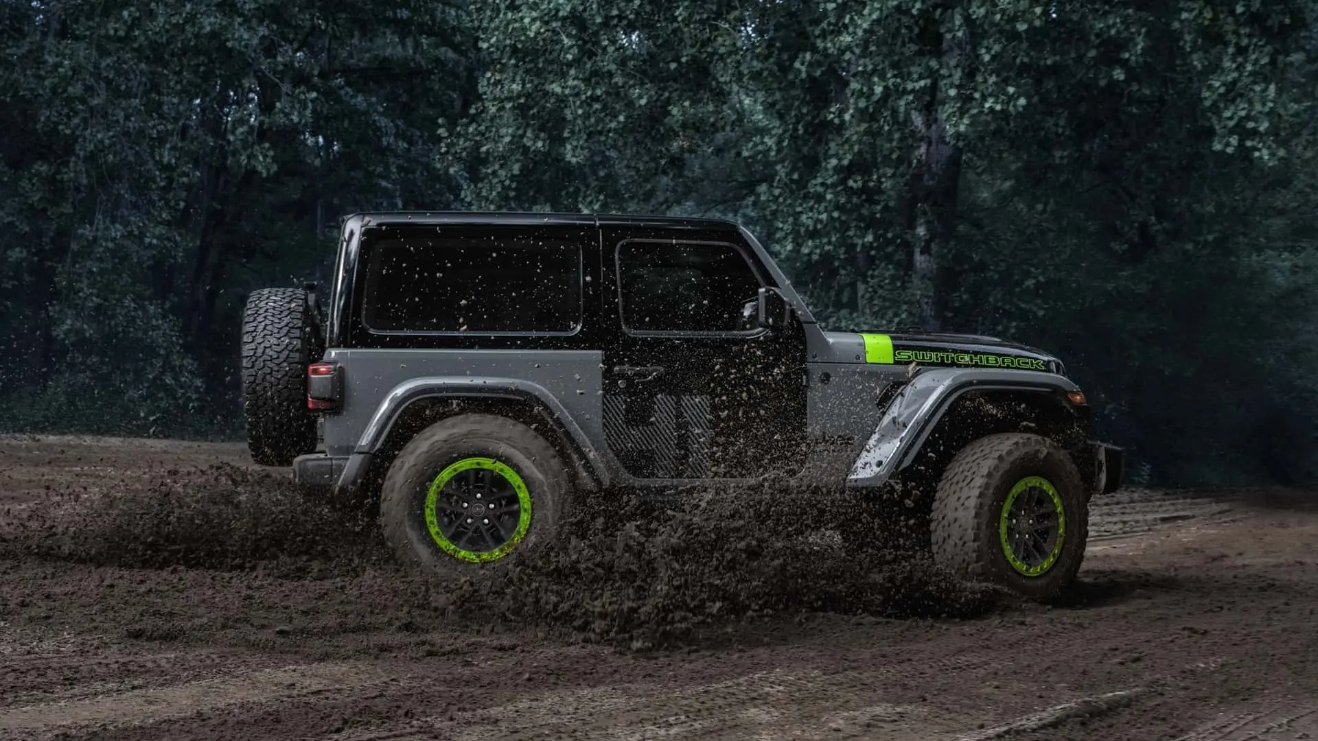 خودرو جیپ (Jeep) سوئیچ‌بک در حال حرکت در مسیر گل‌آلود