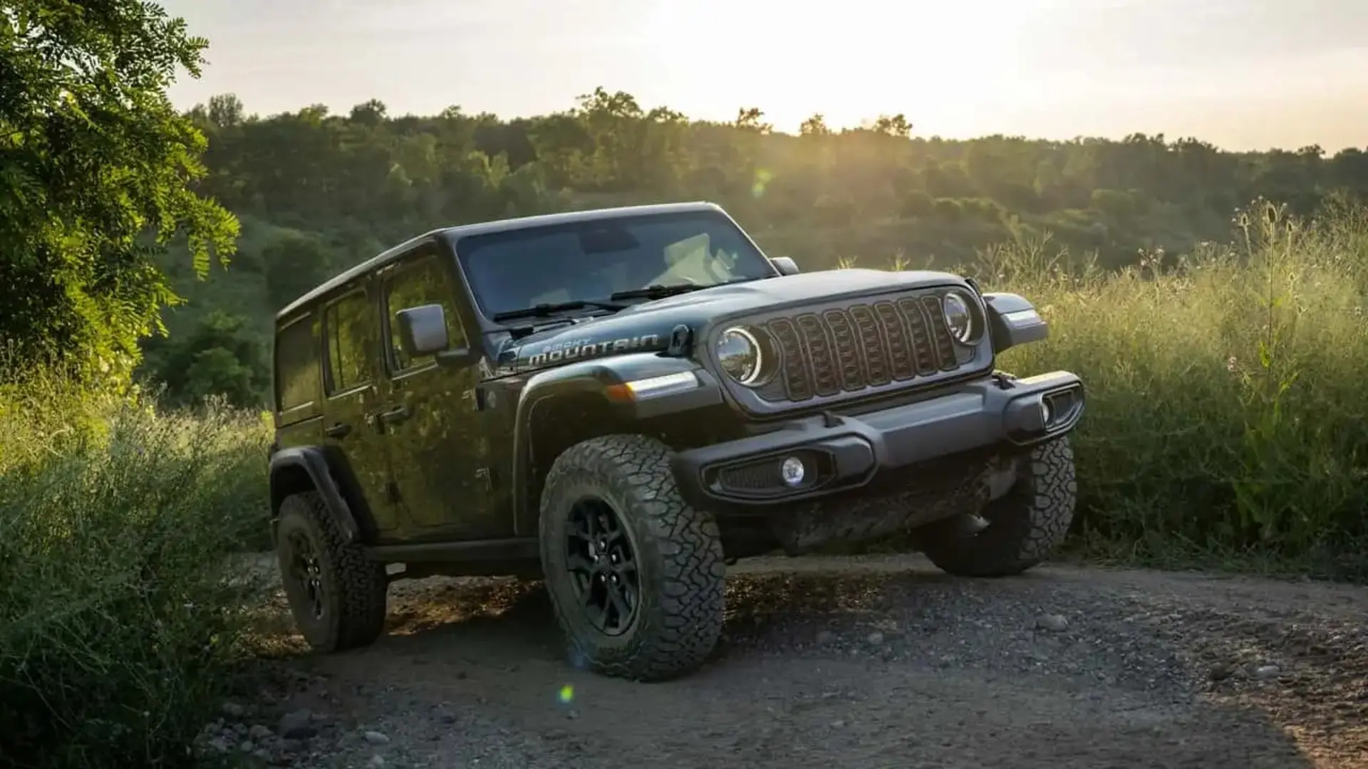 خودرو آفرود جیپ رانگلر (Jeep Wrangler) مدل ۲۰۲۷ تمام‌مشکی در مسیر خاکی