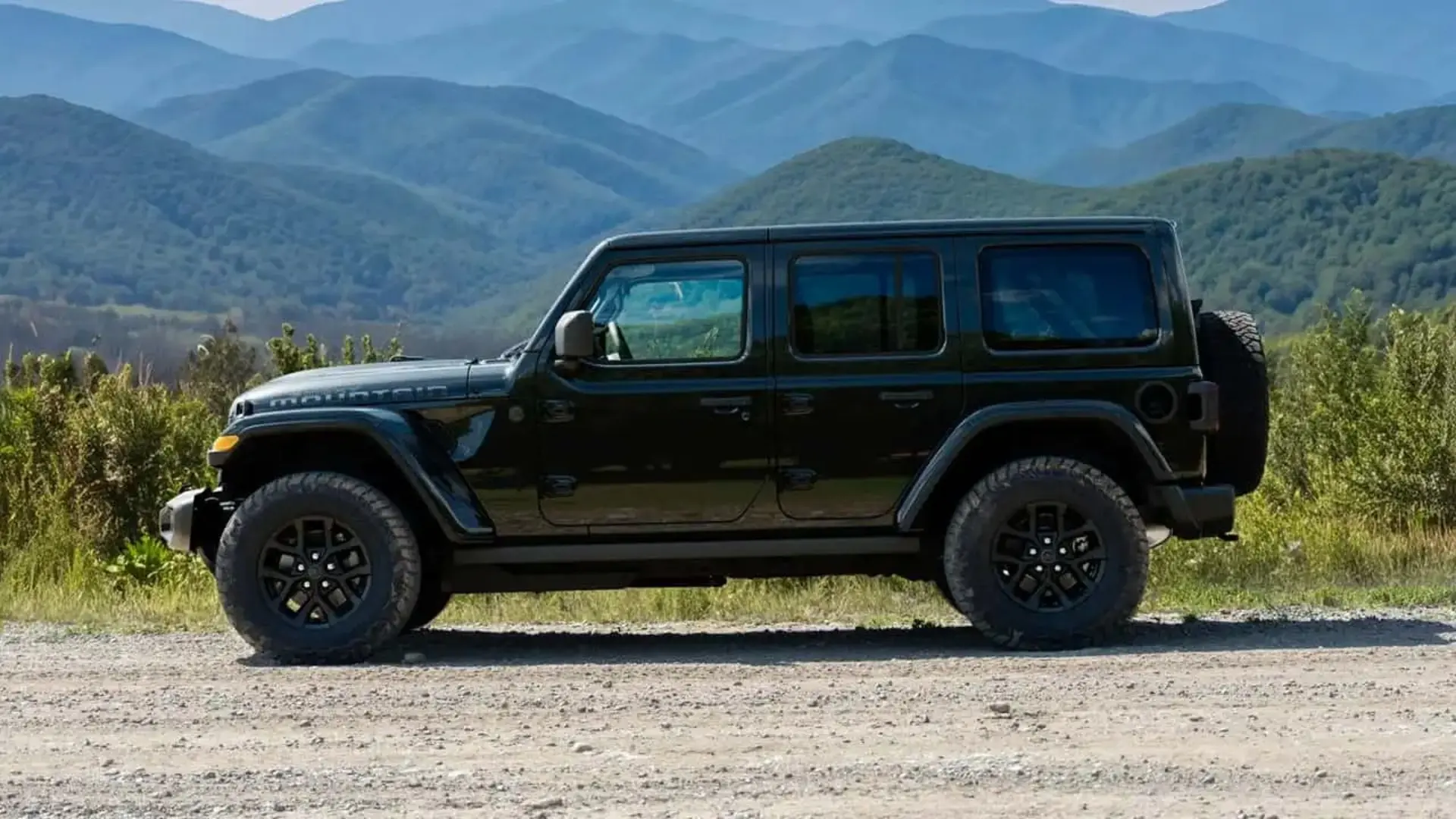 خودرو آفرود جیپ (Jeep) رانگلر ۲۰۲۷ مدل تمام‌مشکی در مسیر کوهستانی