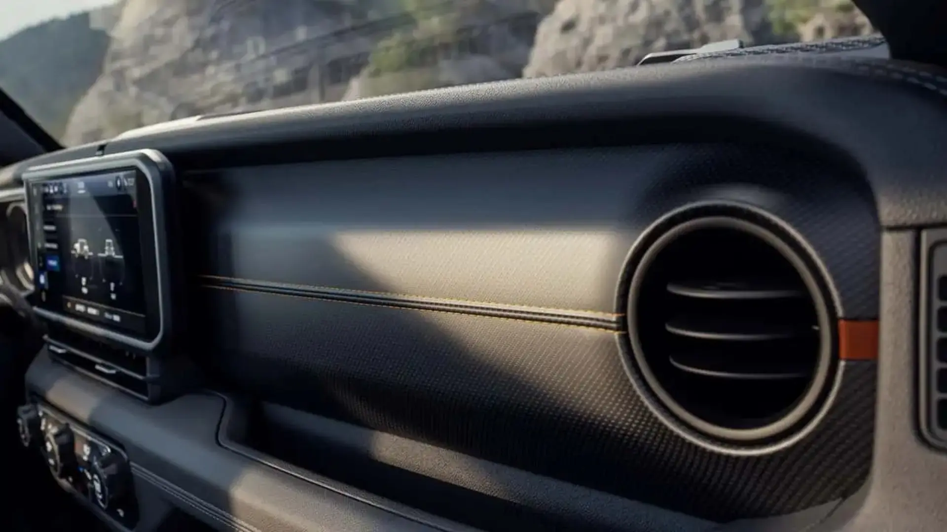 داشبورد خودروی جیپ رانگلر (Jeep Wrangler) مدل ۲۰۲۷ با طراحی تمام‌مشکی