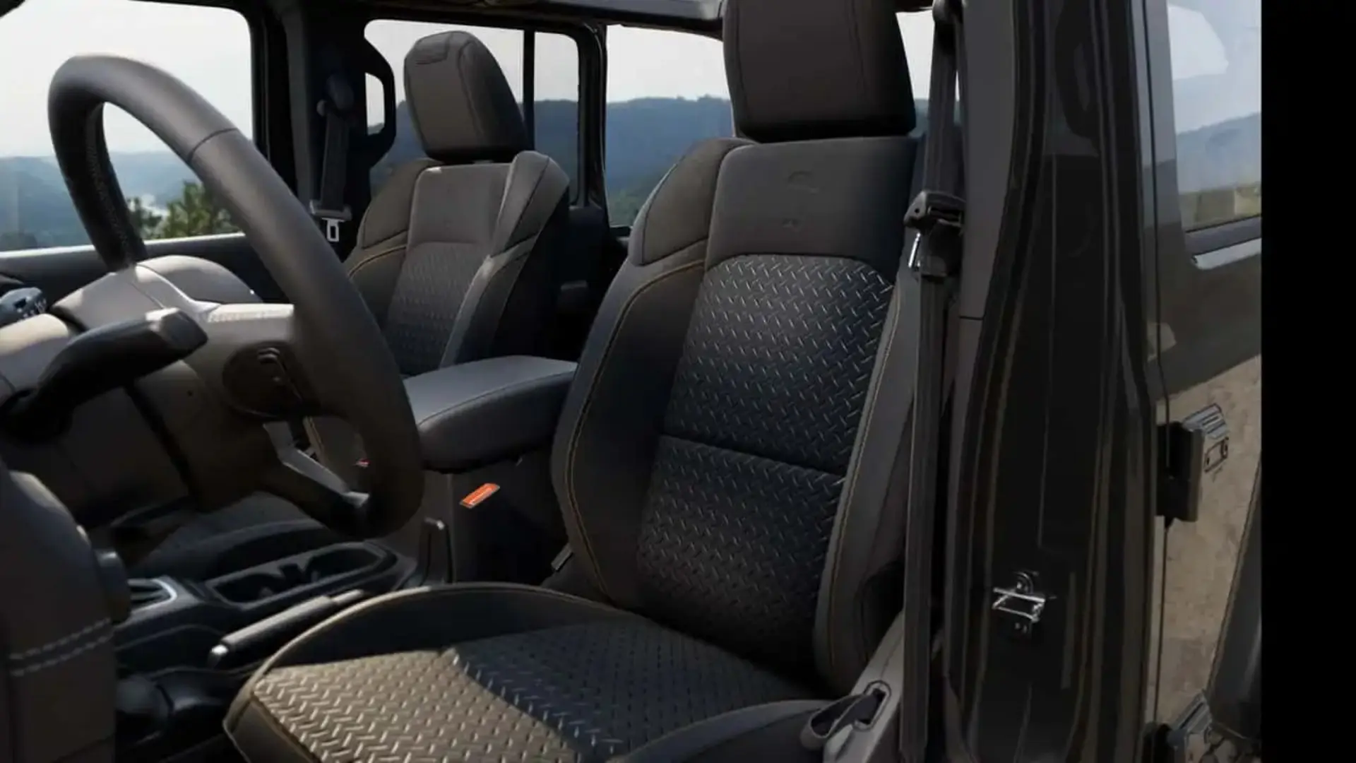 صندلی‌های مشکی و داشبورد خودروی جیپ رانگلر (Jeep Wrangler) مدل ۲۰۲۷