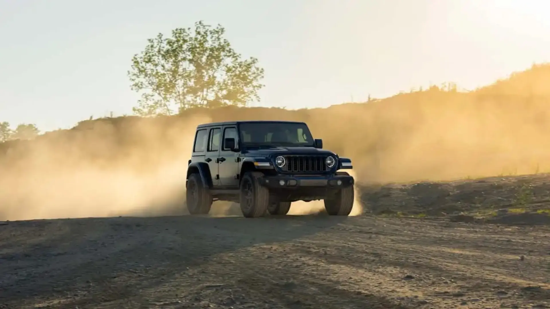 خودرو جیپ رانگلر (Jeep Wrangler) مدل ۲۰۲۷ در حال حرکت در مسیر خاکی