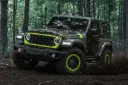 جیپ رانگلر (Jeep Wrangler) سویچ‌بک با طراحی دورنگ مشکی و سبز در جنگل