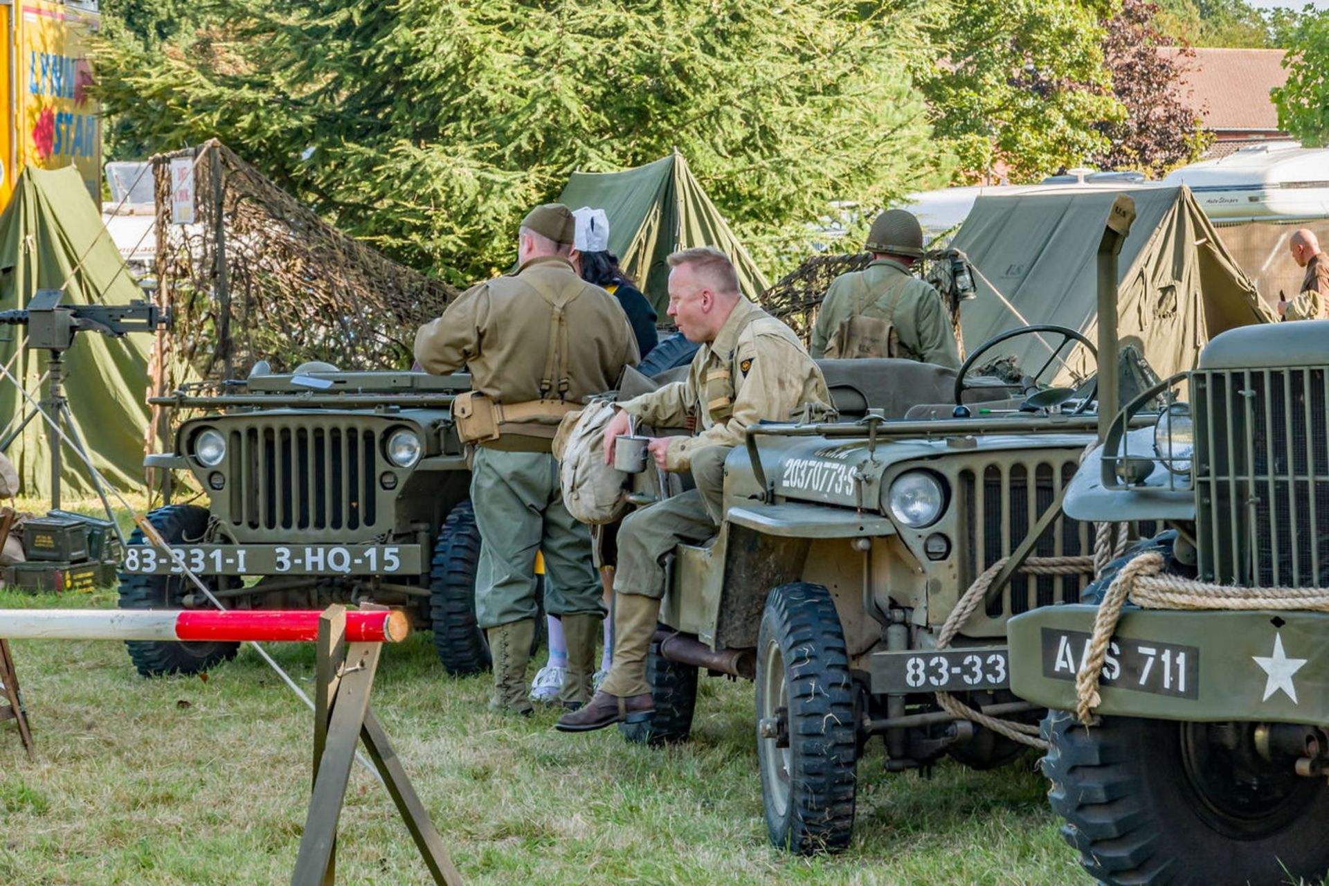 چند جیپ نظامی و سربازارن در اردوگاه 