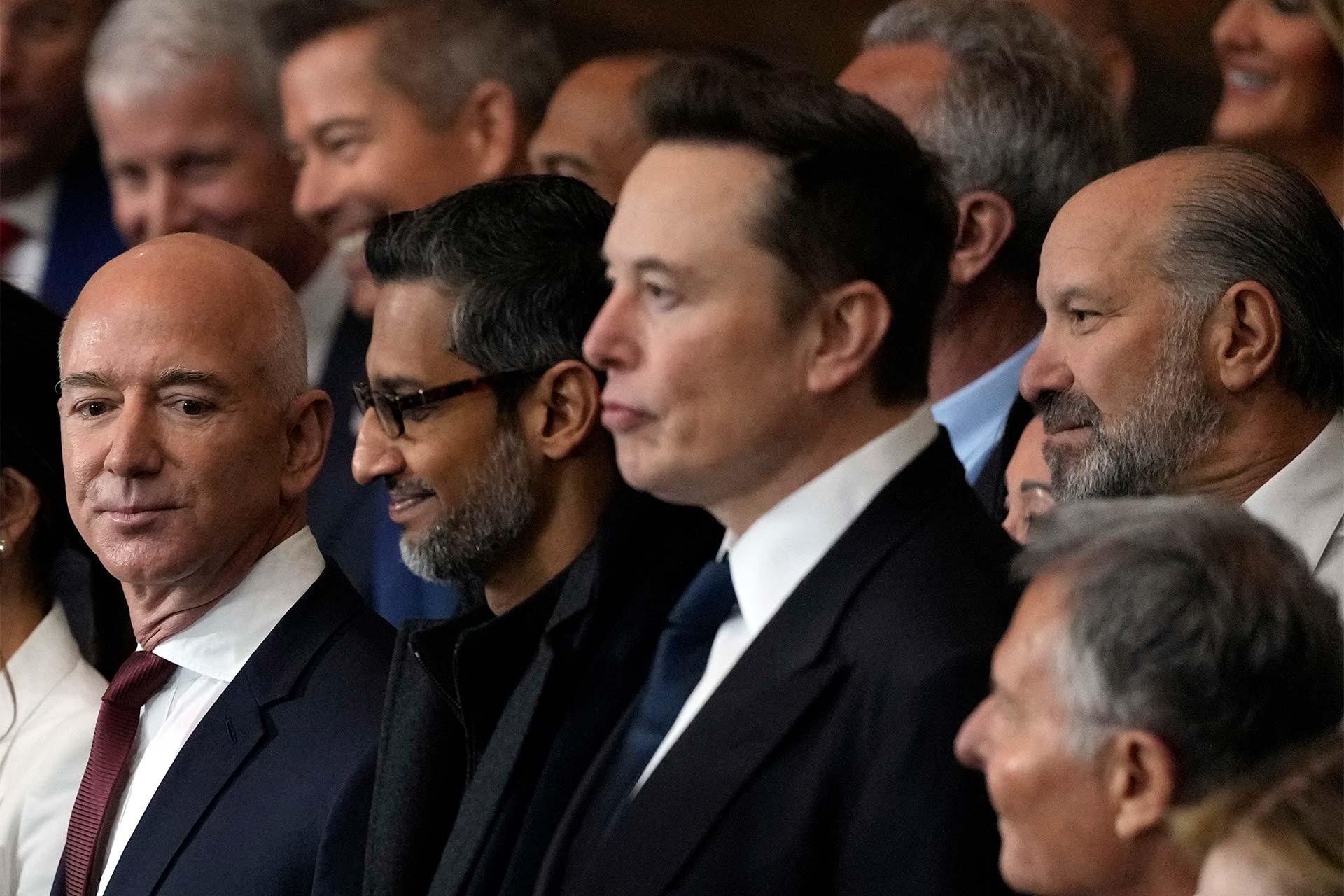 ایلان ماسک در کنار سوندار پیچای و جف بیزوس