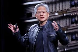 جنسن هوانگ (Jensen Huang) مدیرعامل انویدیا در حال سخنرانی