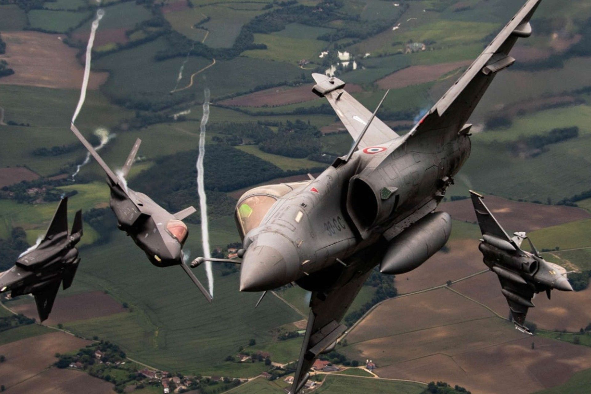 سه جنگنده در آسمان در حال پرواز