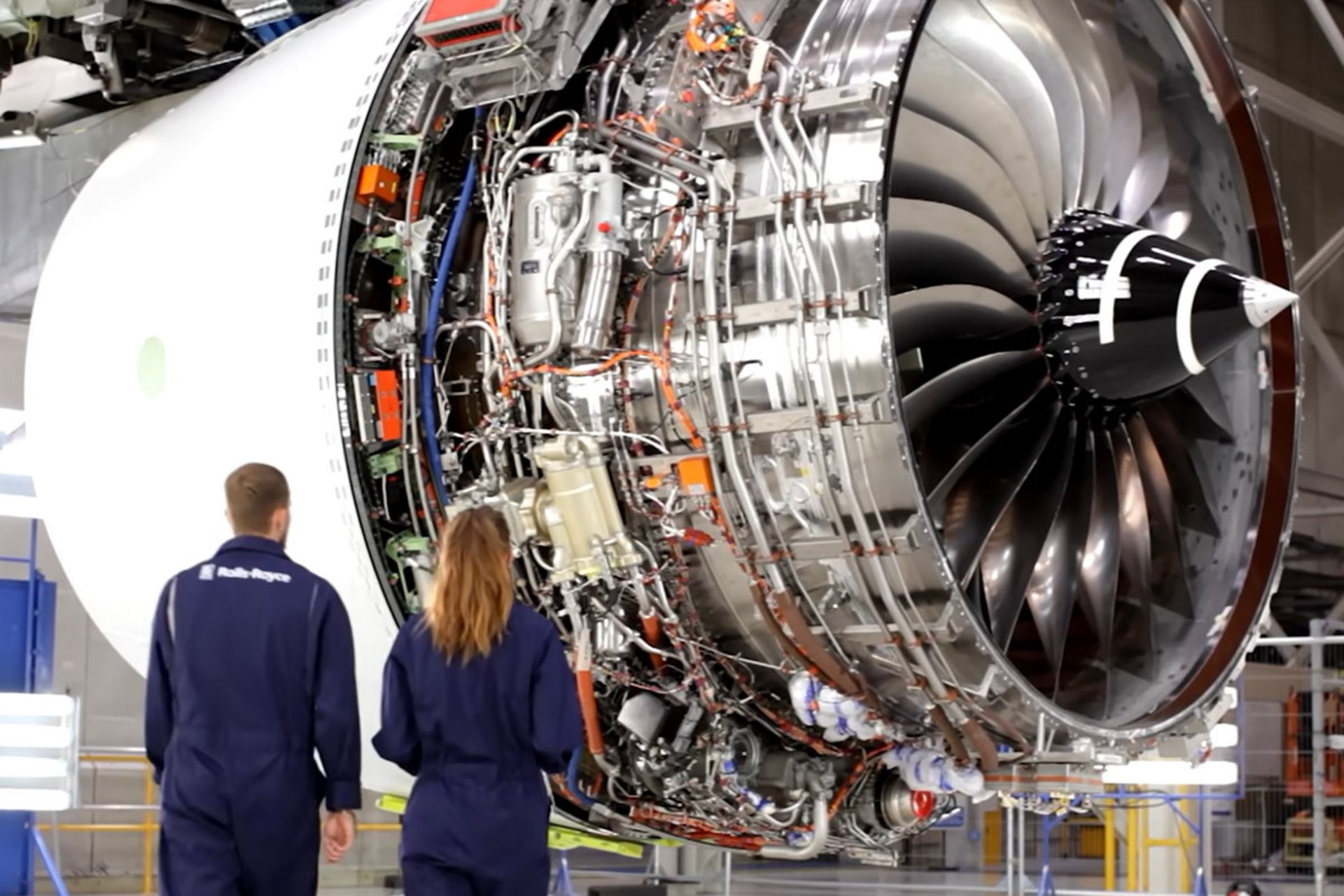 دو نفر در حال تماشای موتور توربوفن در محوطه ساخت هواپیما