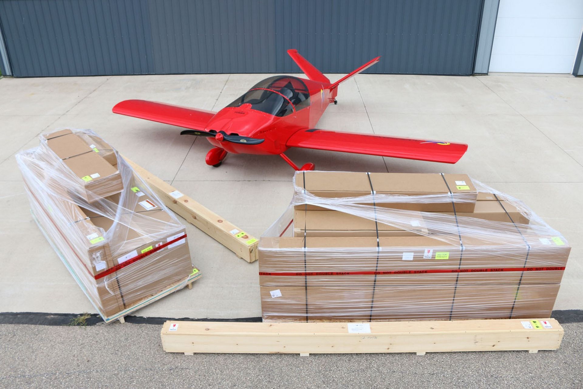 هواپیمای سبک قرمزرنگ در کنار بسته‌های توسعه