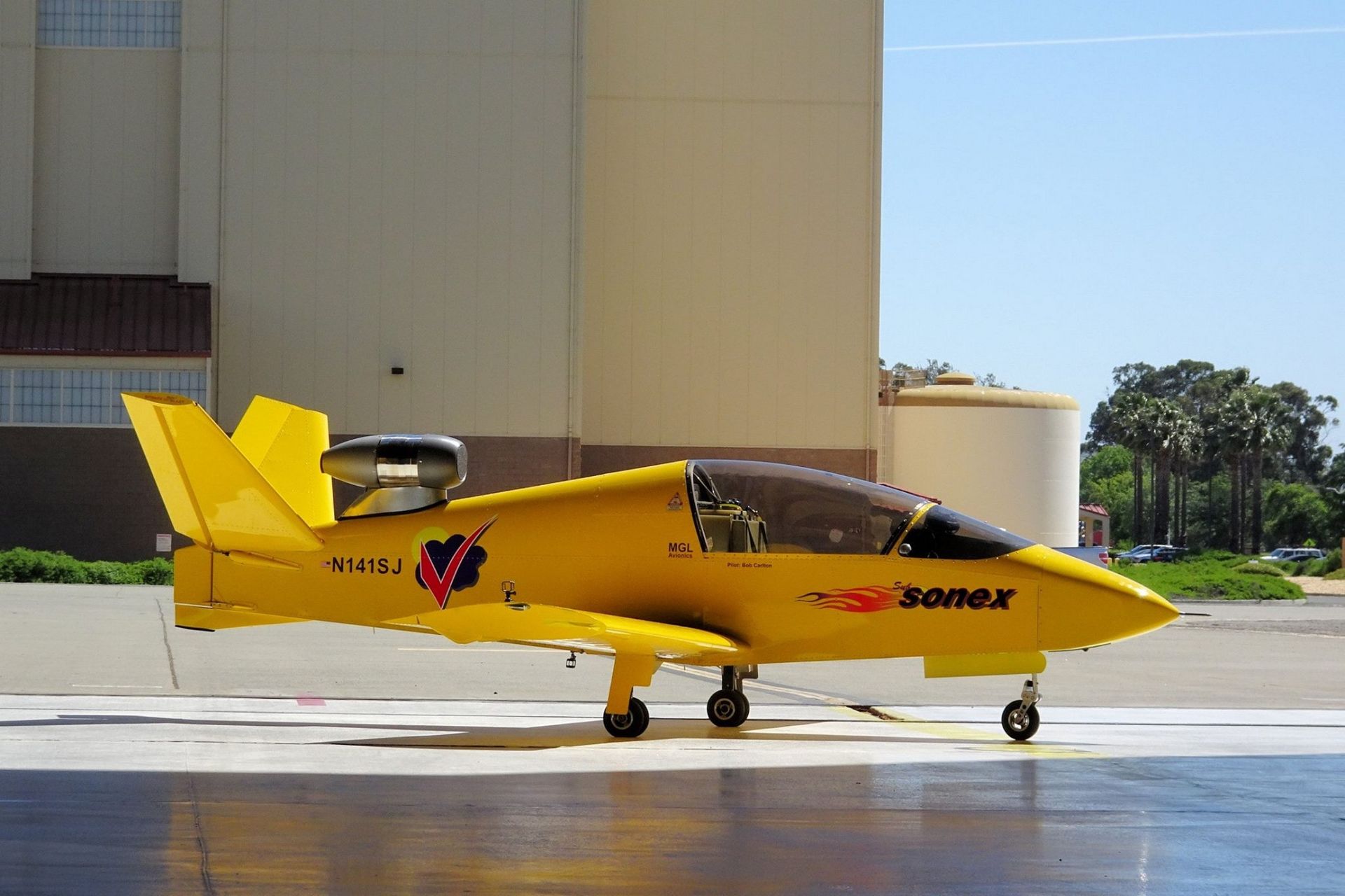 هواپیمای سبک زردرنگ از نمای جانبی در آشیانه