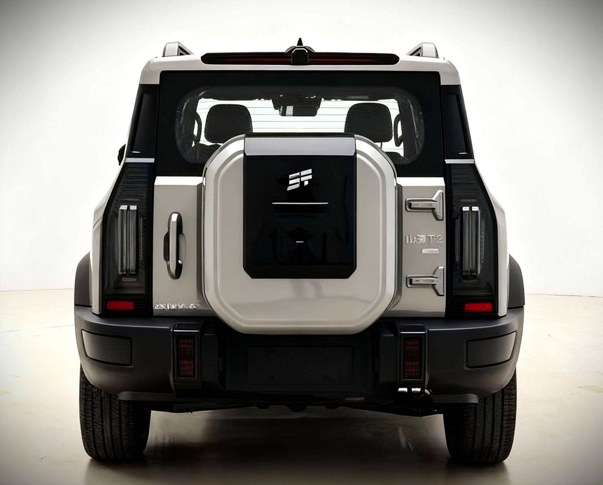 نمای عقب خودرو چری جتور ترولر