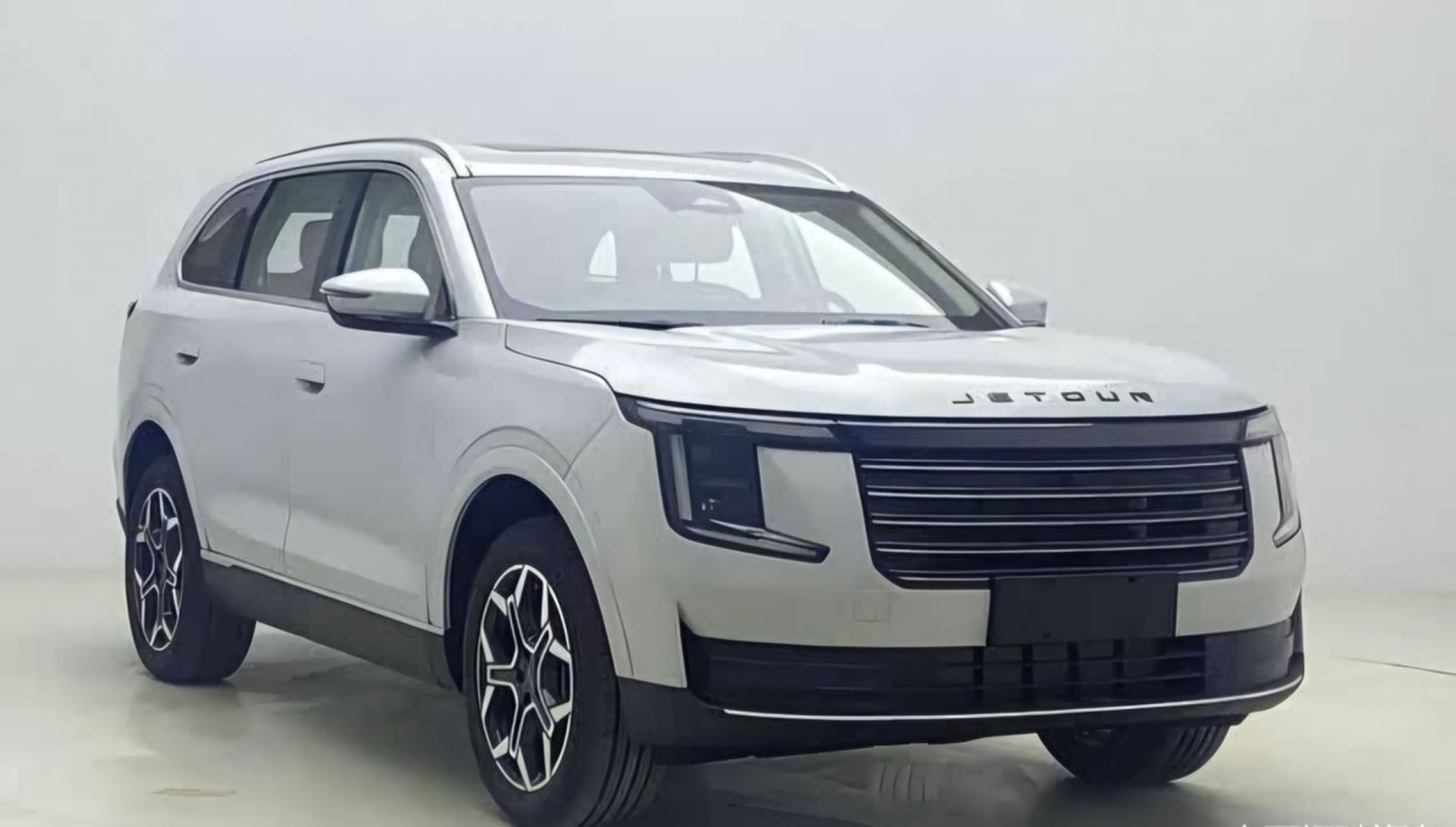نمای سه‌چهارم جلو خودرو جتور X70L رنگ سفید