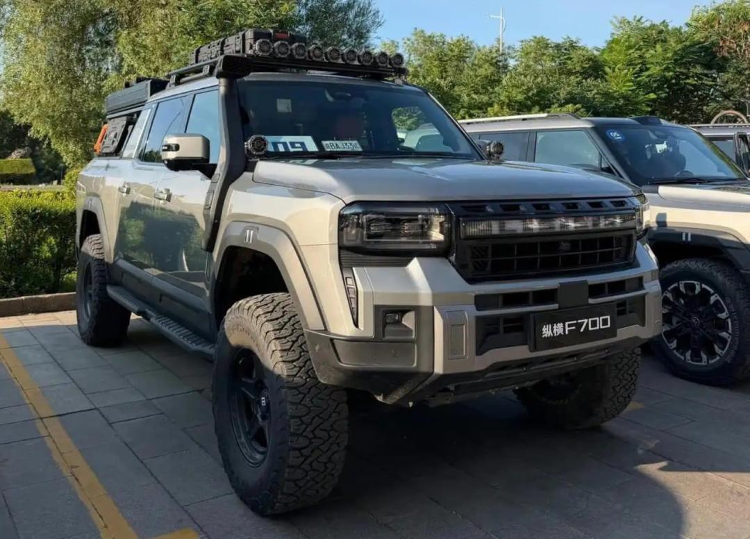 خودرو آفرود Jetur F700 با تجهیزات سفر و روف‌باکس