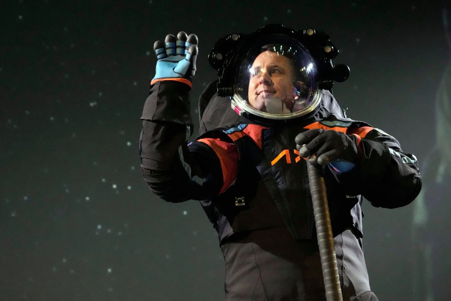 جیم استاین مهندس ارشد اکسیوم اسپیس در لباس فضانوردی جدید ناسا