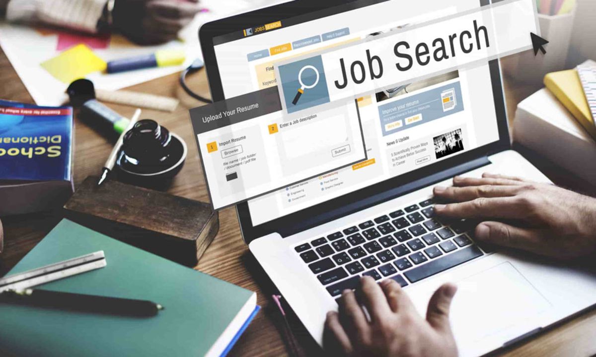 فردی درحال کار با Jobs لینکدین