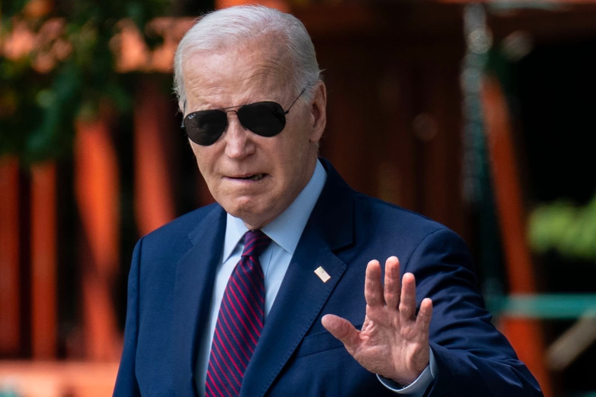 جو بایدن / Joe Biden رئیس جمهور آمریکا با عینک آفتابی و کت شلوار