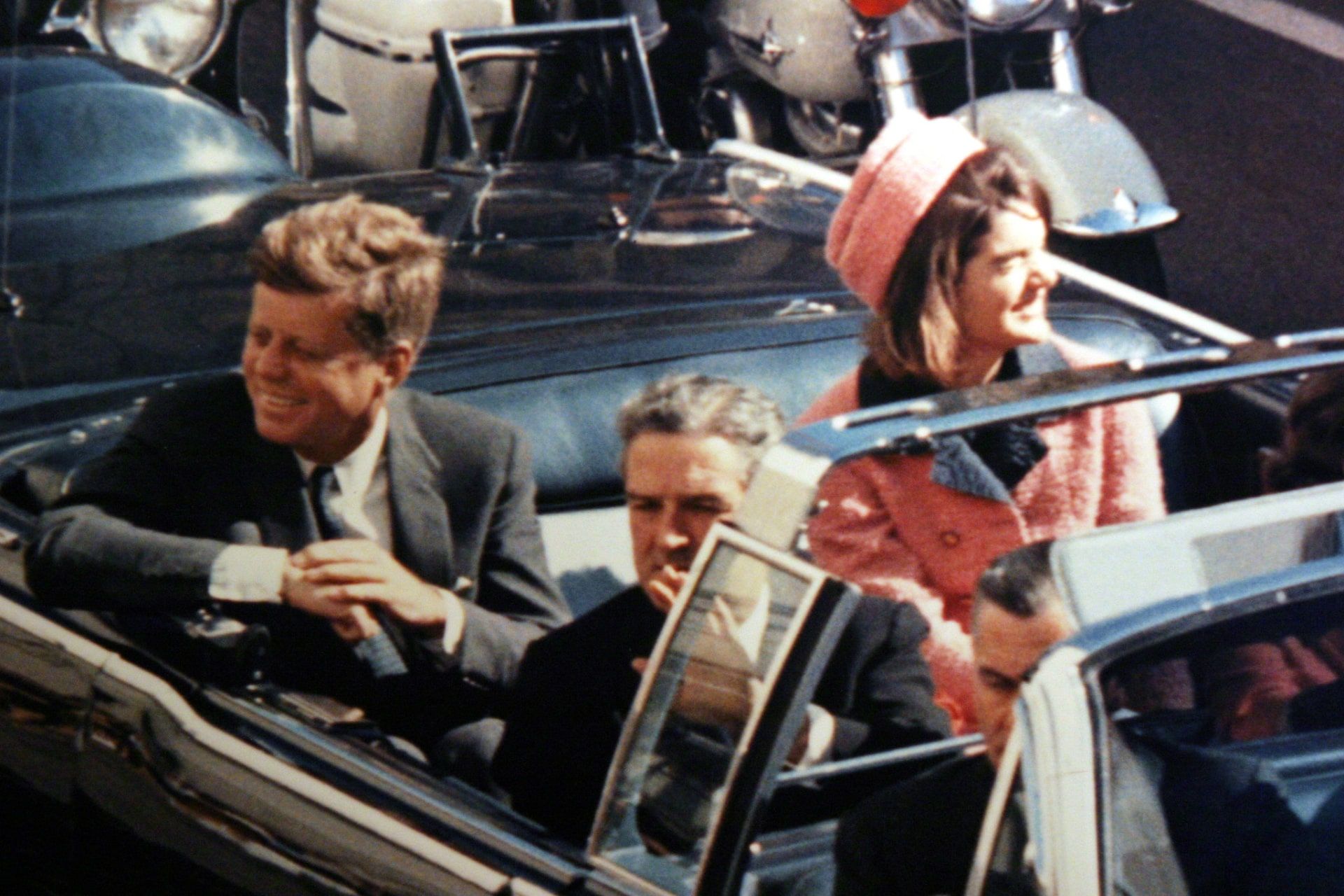 جان اف کندی و همسرش ژاکلین کندی، در نزدیکی دیلی پلازا در دالاس، دقیقاً قبل از تیراندازی و کشته‌شدنش.