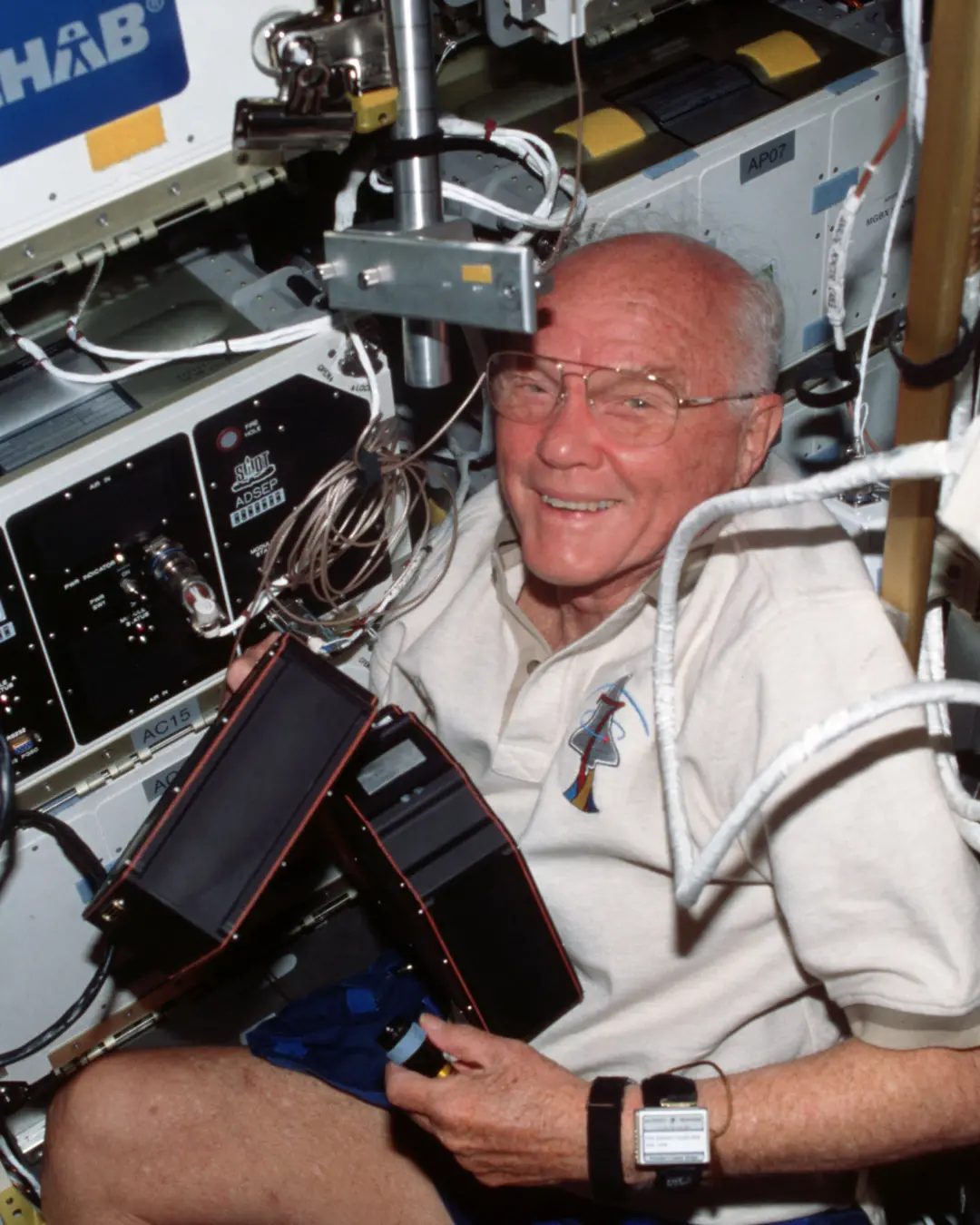 جان گلن (John Glenn) در حال کار با تجهیزات در ماژول فضایی