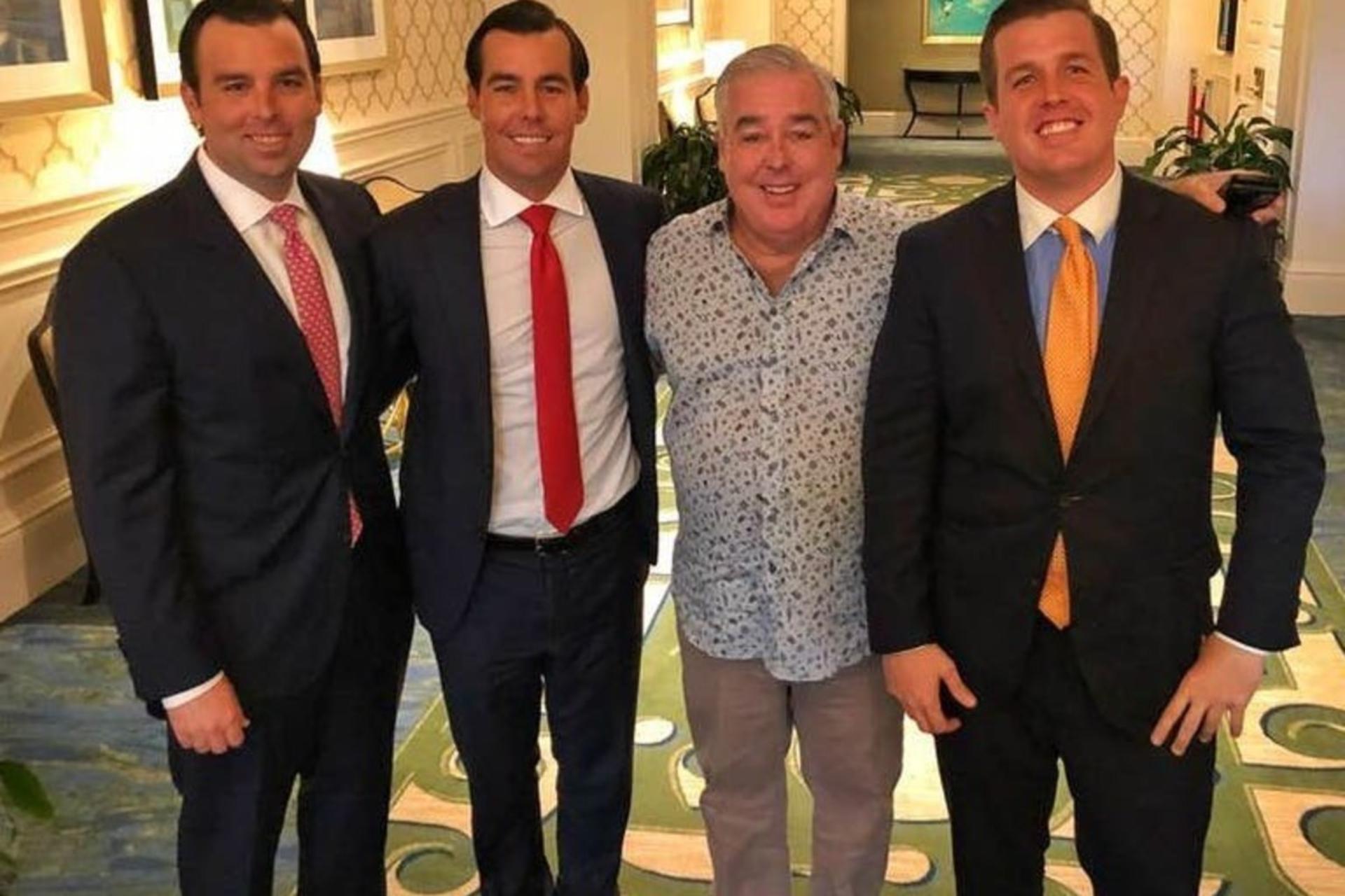 یک مرد مسن در میان پسرانش