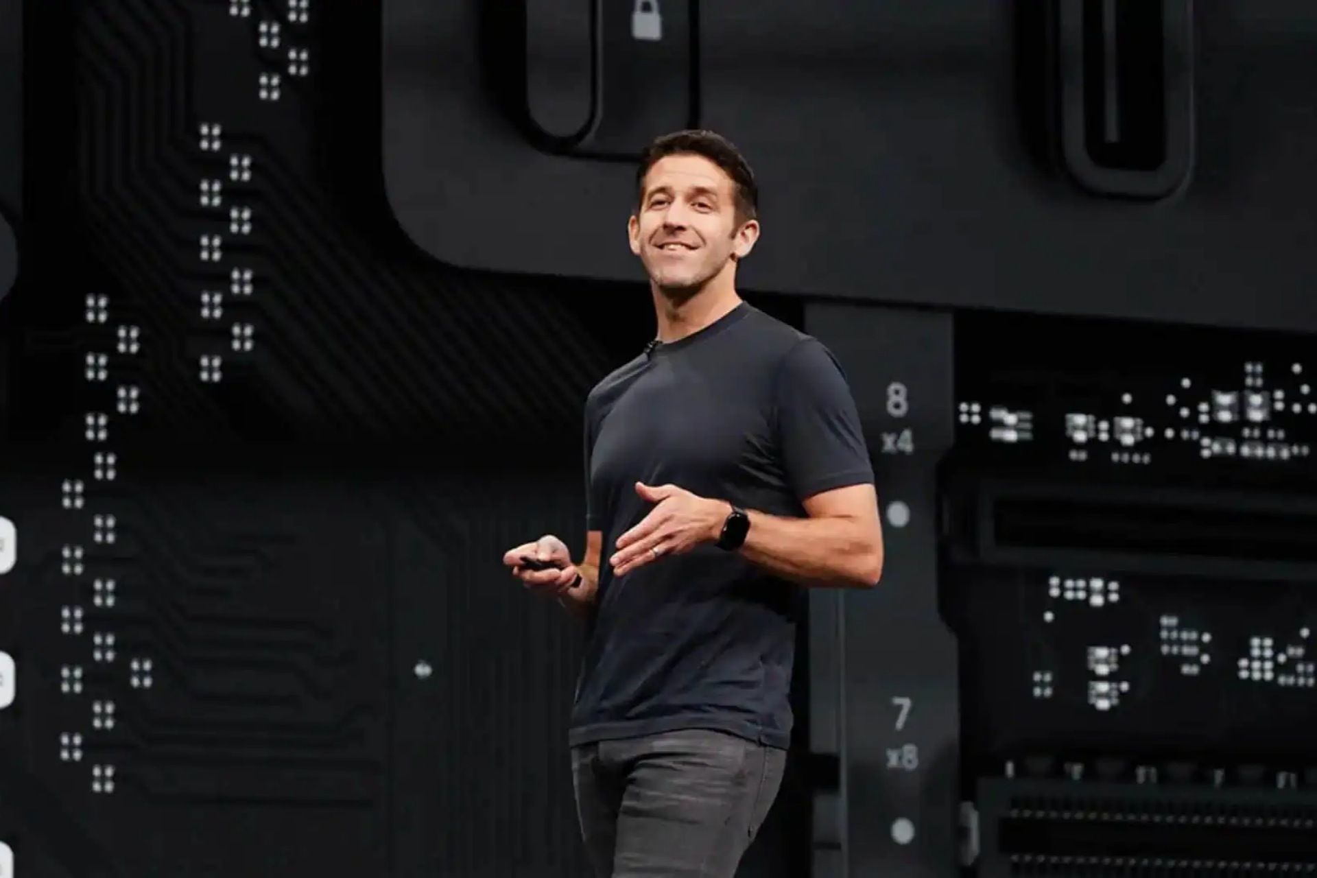 جان ترنوس، مدیر مهندسی سخت‌افزار اپل درحال سخنرانی