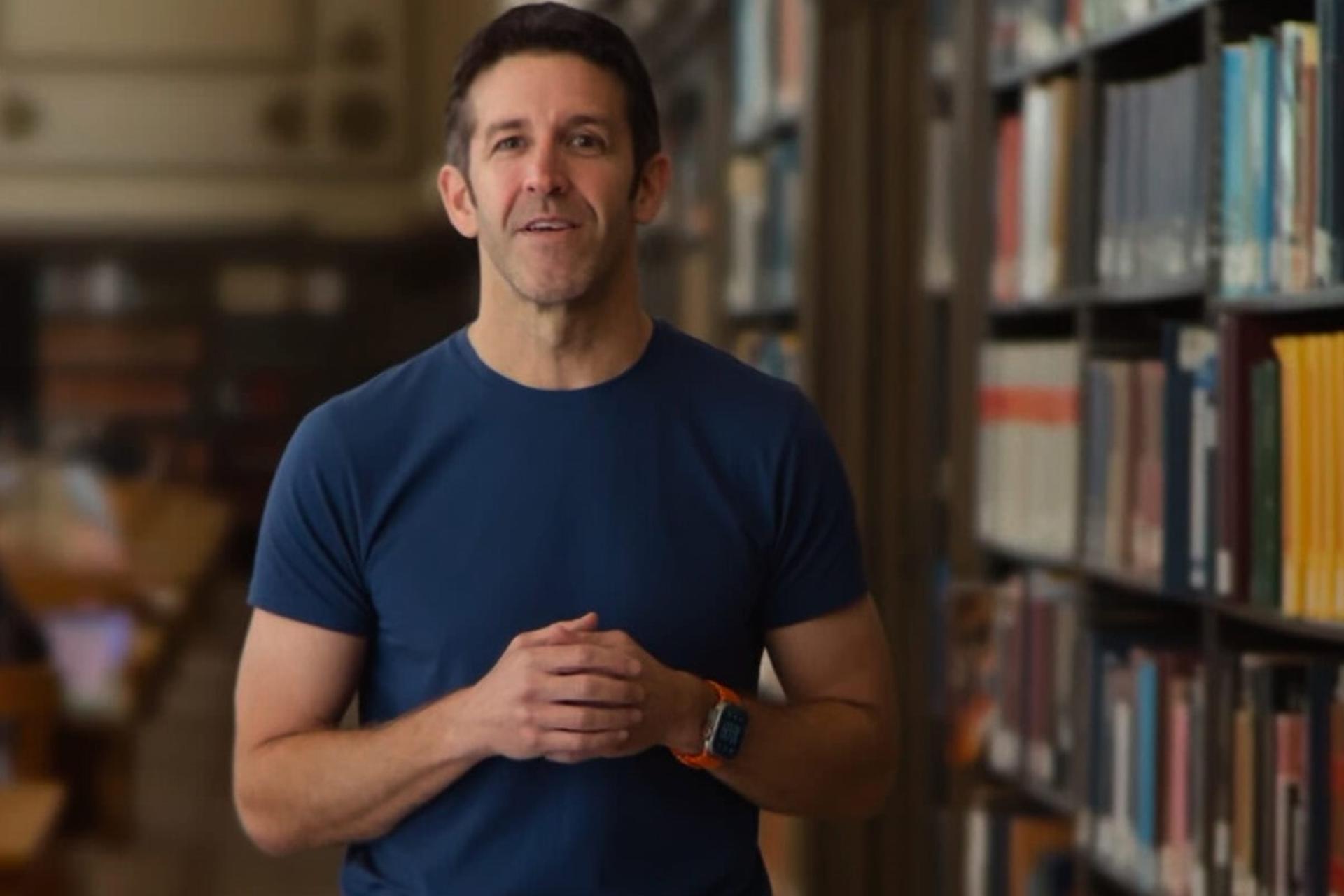 جان ترنوس در یک کتابخانه