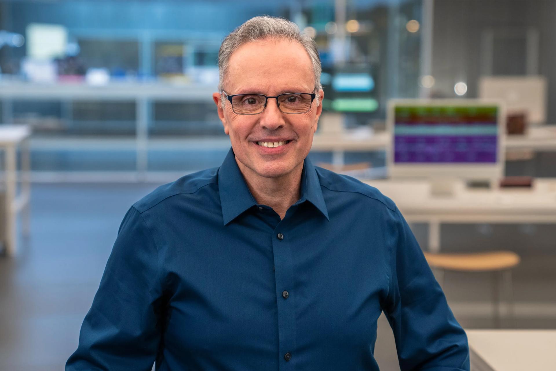 جانی سروجی / Johny Srouji مدیر ارشد سخت‌افزار اپل لبخند مرد میان‌سال با پیراهن