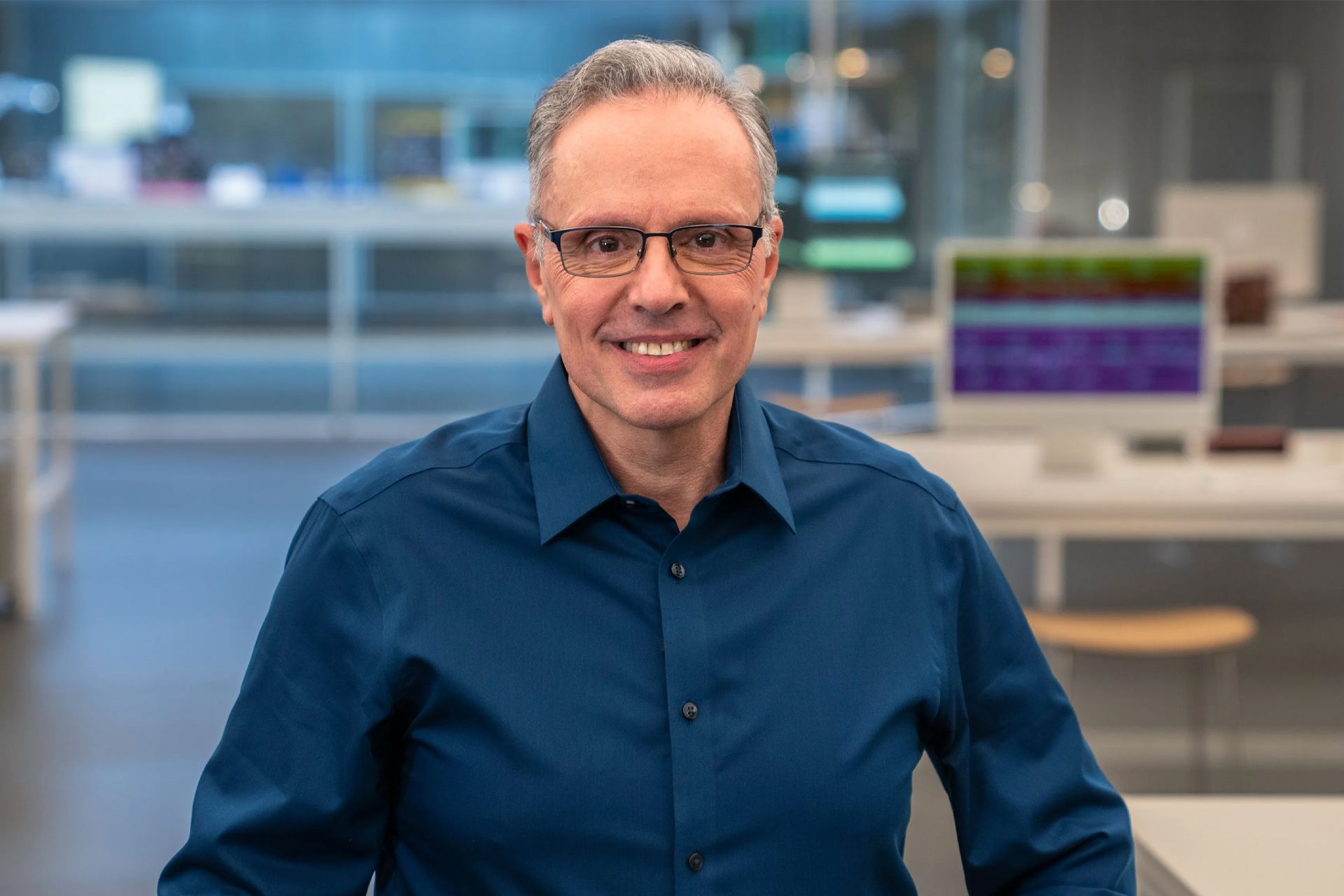 جانی سروجی / Johny Srouji مدیر ارشد سخت‌افزار اپل لبخند مرد میان‌سال با پیراهن